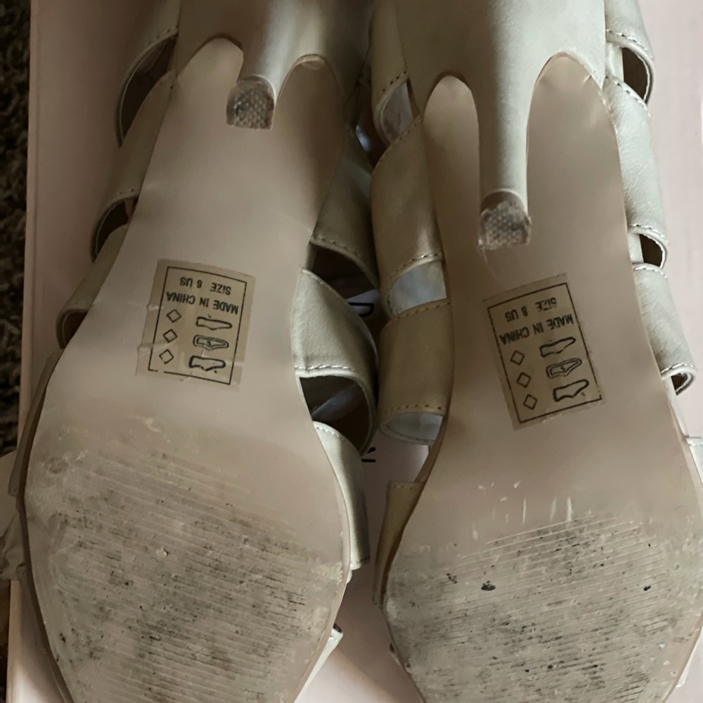 Gently Pre-owned Madison by Shoedazzle “Sweetheart” heels. Size 8 . Bone color - Picture 4 of 6